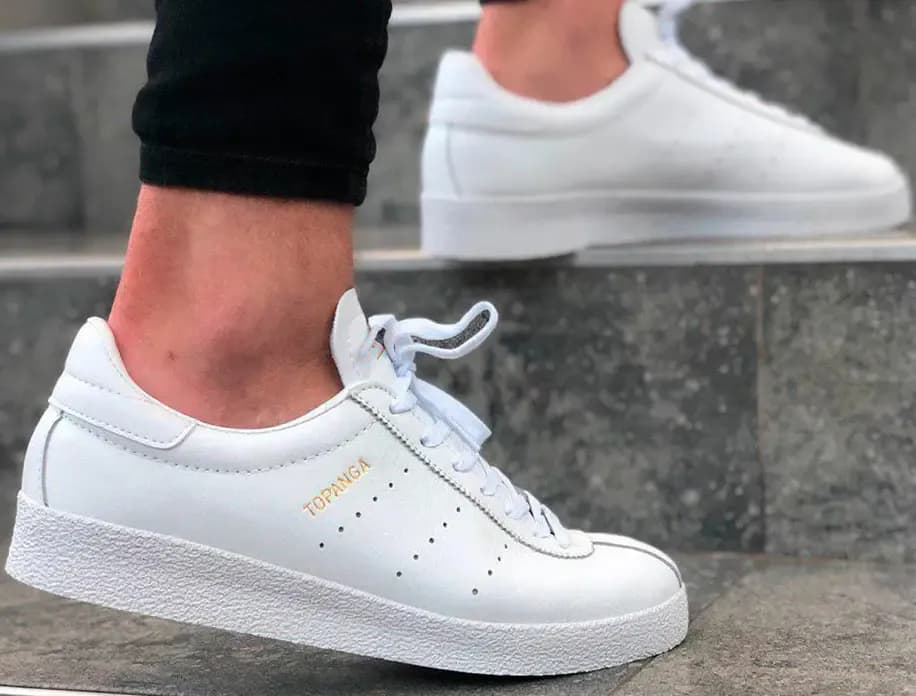 Topanga da marca Adidas, Disponível no Número 38, Em Cor  Branco, Conta Com Material sintético, e Recomenda-se para uso casual