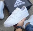 Topanga da marca Adidas, Disponível no Número 38, Em Cor  Branco, Conta Com Material sintético, e Recomenda-se para uso casual
