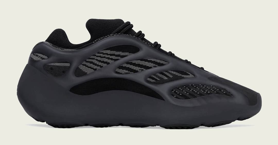 Adidas kanye west yeezy 700 da marca Adidas, Disponível no Número 39, Em Cor  Preto, Conta Com Material sintético, e Recomenda-se para uso social