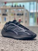 Adidas kanye west yeezy 700 da marca Adidas, Disponível no Número 39, Em Cor  Preto, Conta Com Material sintético, e Recomenda-se para uso social