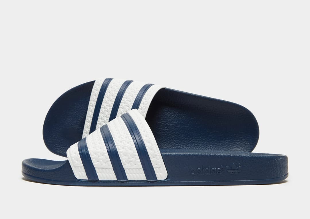O Chinelo Masculino Adidas, modelo slide, foi feito para quem busca praticidade e estilo. Ideal para o dia a dia, momentos tropical este calçado combina versatilidade e resistência