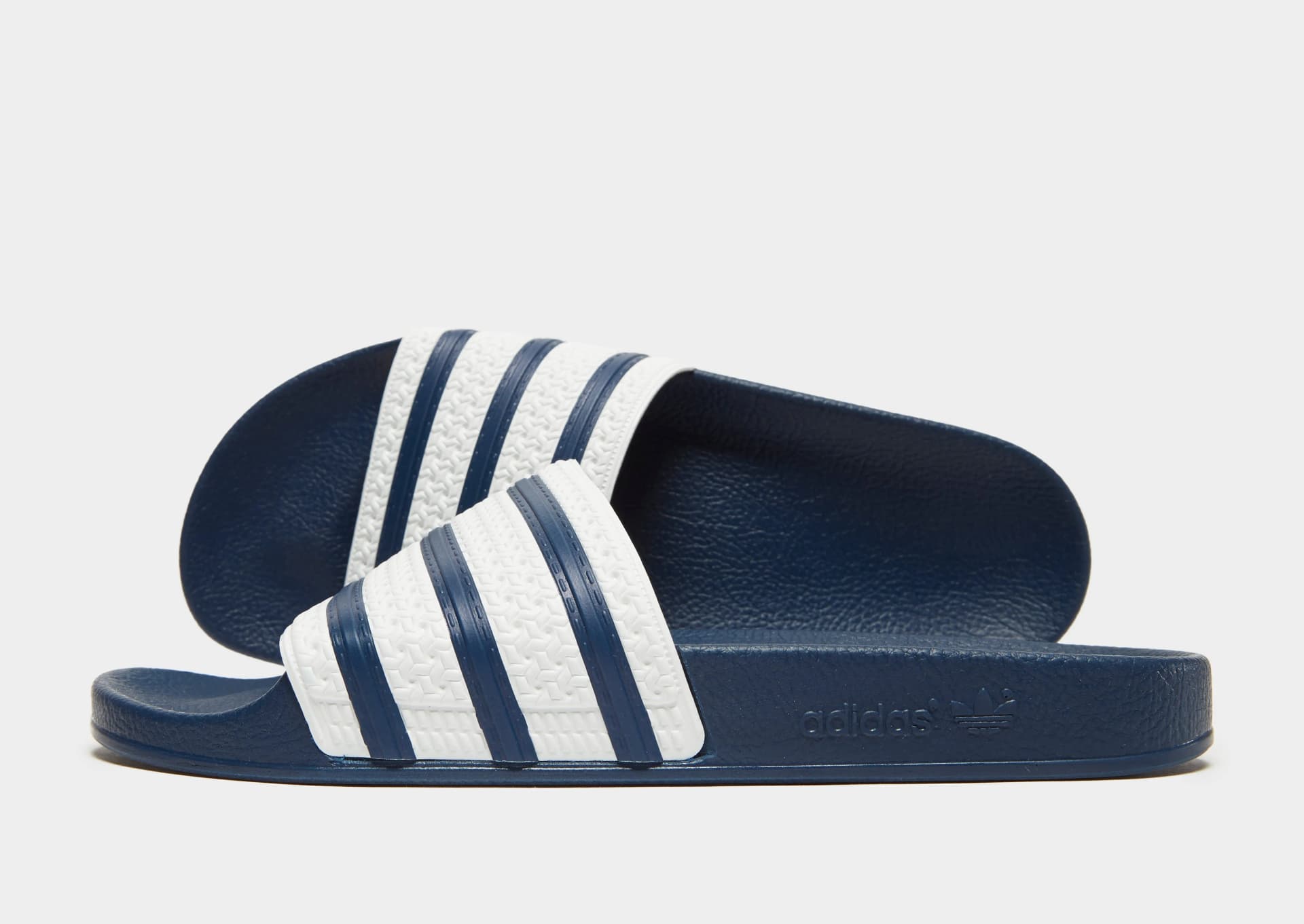 O Chinelo Masculino Adidas, modelo slide, foi feito para quem busca praticidade e estilo. Ideal para o dia a dia, momentos tropical este calçado combina versatilidade e resistência